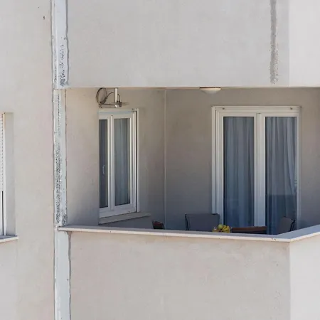 Blue Lagoon St - One Bedroom Apartment Split